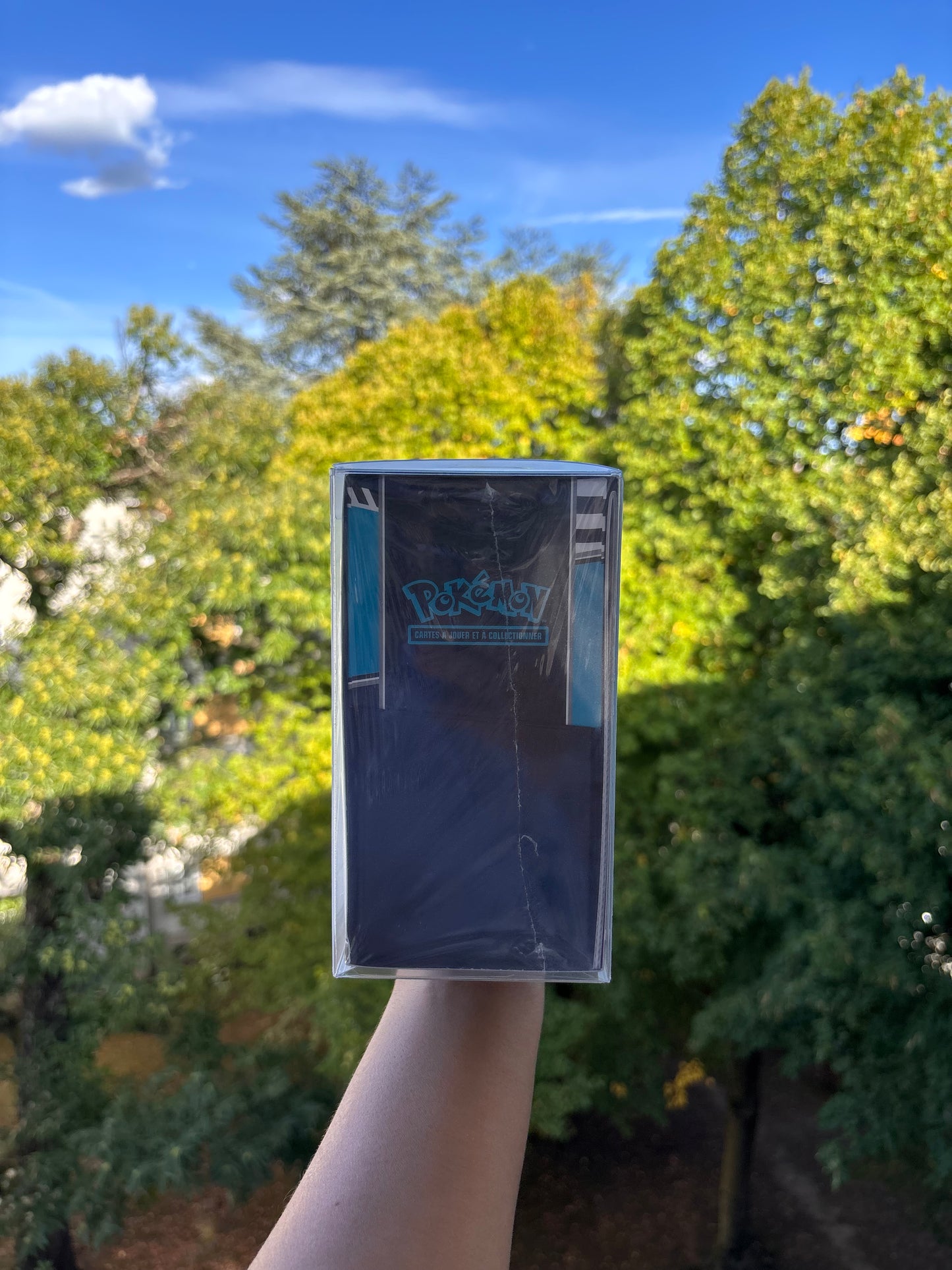 Coffret Dresseur d’Élite – Pokémon Écarlate & Violet : Foudre noir (EV 10.5) (FR)+ protection souple.