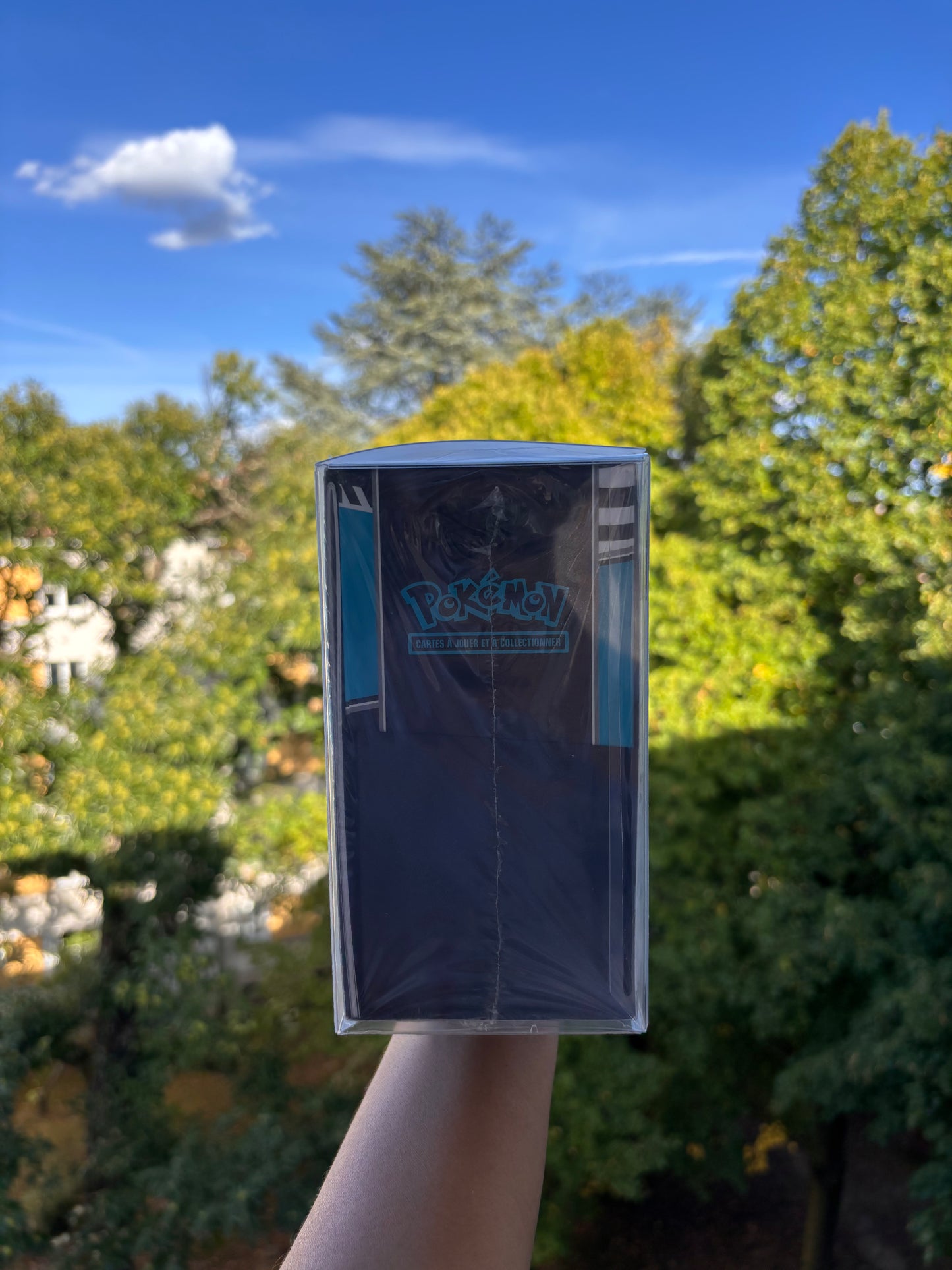 Coffret Dresseur d’Élite – Pokémon Écarlate & Violet : Foudre noir (EV 10.5) (FR)+ protection souple.