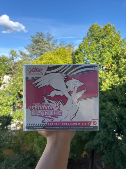Coffret Dresseur d’Élite – Pokémon Écarlate & Violet : Flamme Blanche (EV 10.5) (FR)+ Protection souple.